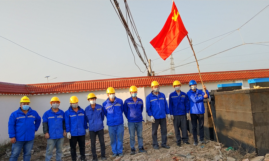 國(guó)宏集團(tuán)黨員在一線進(jìn)行污水處理站建設(shè)_副本.png