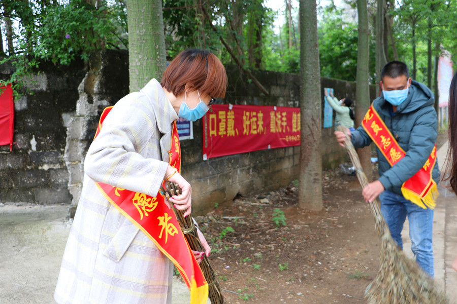 智鴻環(huán)保集團(tuán)志愿者到白沙村開(kāi)展服務(wù)活動(dòng)